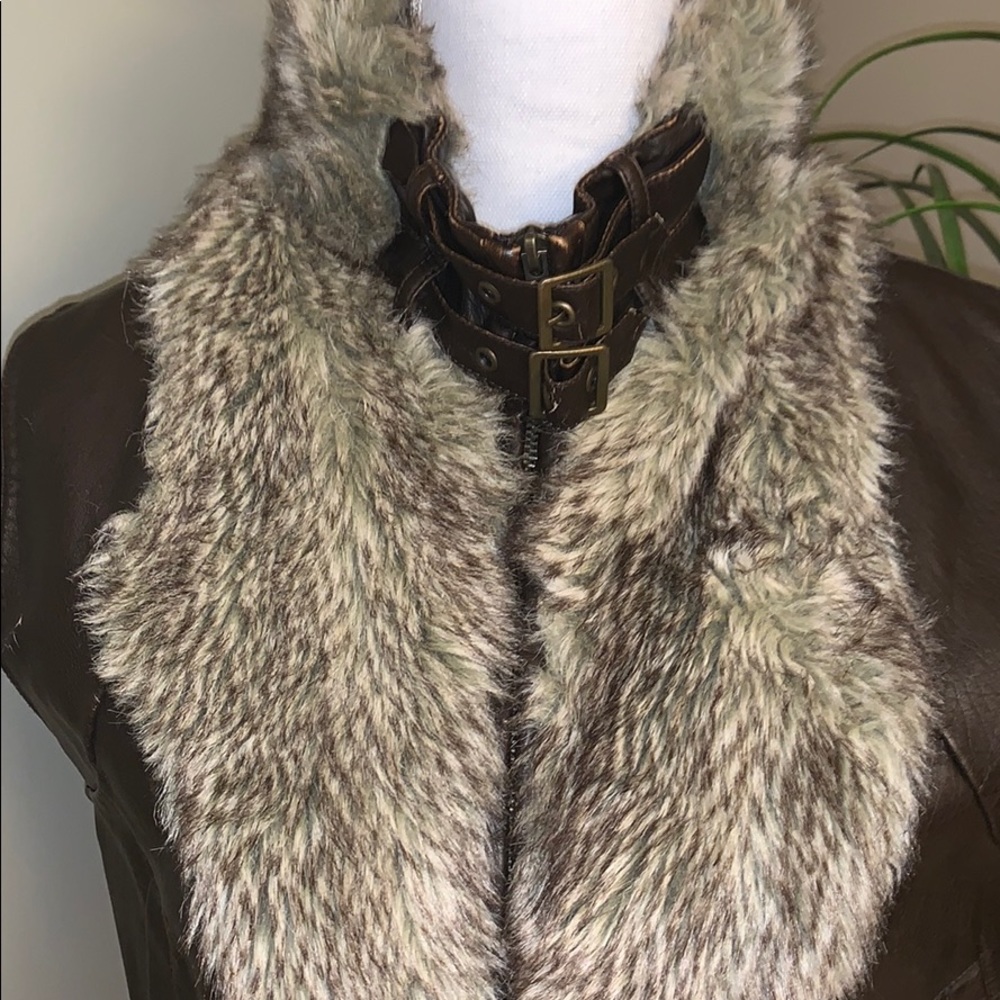 Vest - Picture 2 of 7